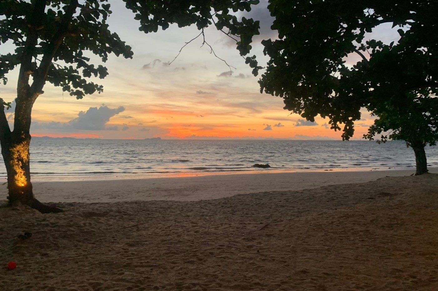 Solnedgang over stranden på Koh Jum Lodge, Koh Jum