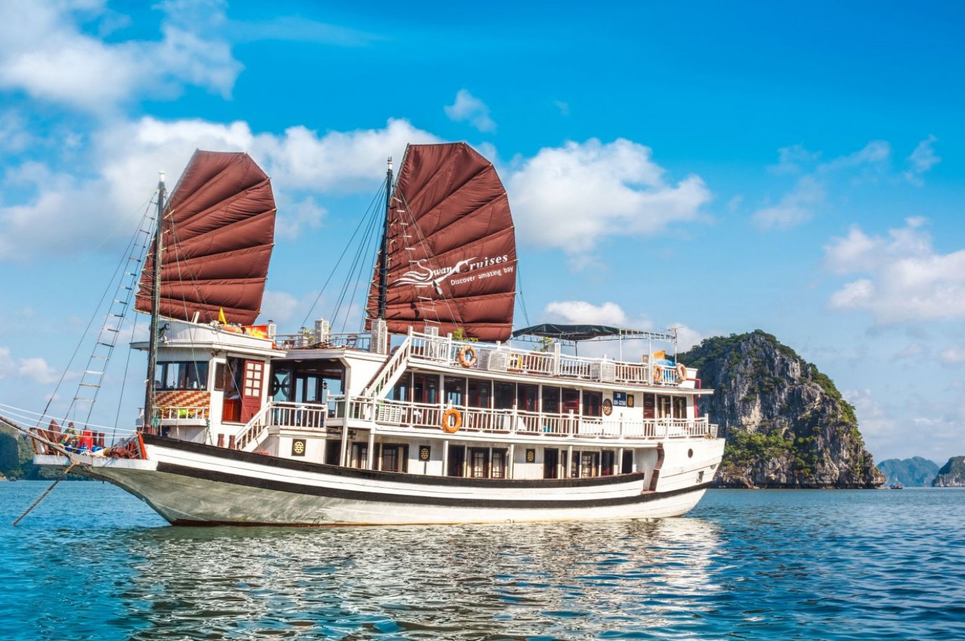 Bai Tu Long med Swan Cruises