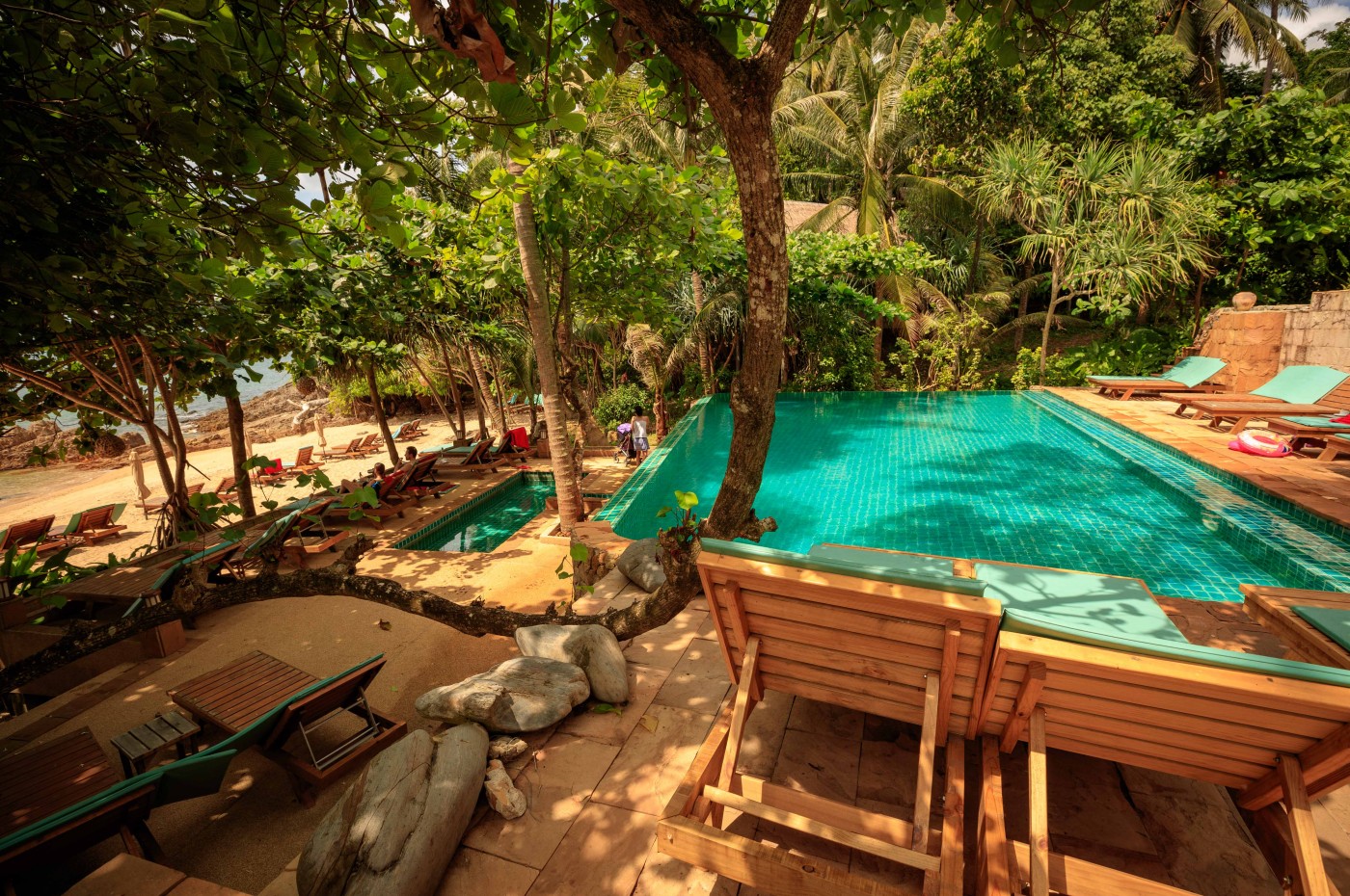 Narima Bungalows pool and beach