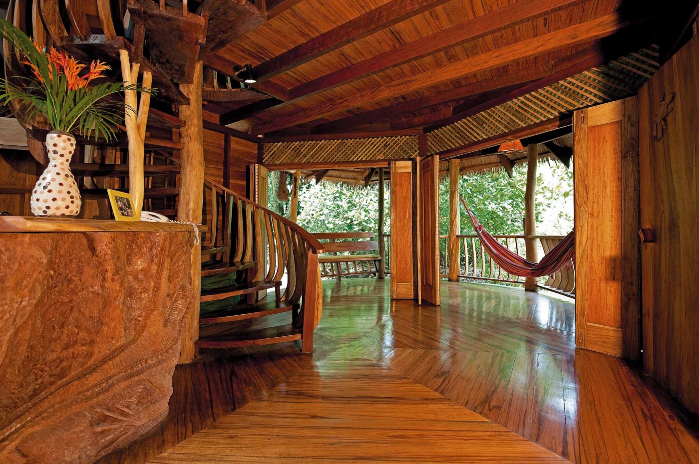 Alt er lavet af naturens materialer på Treehouse Lodge