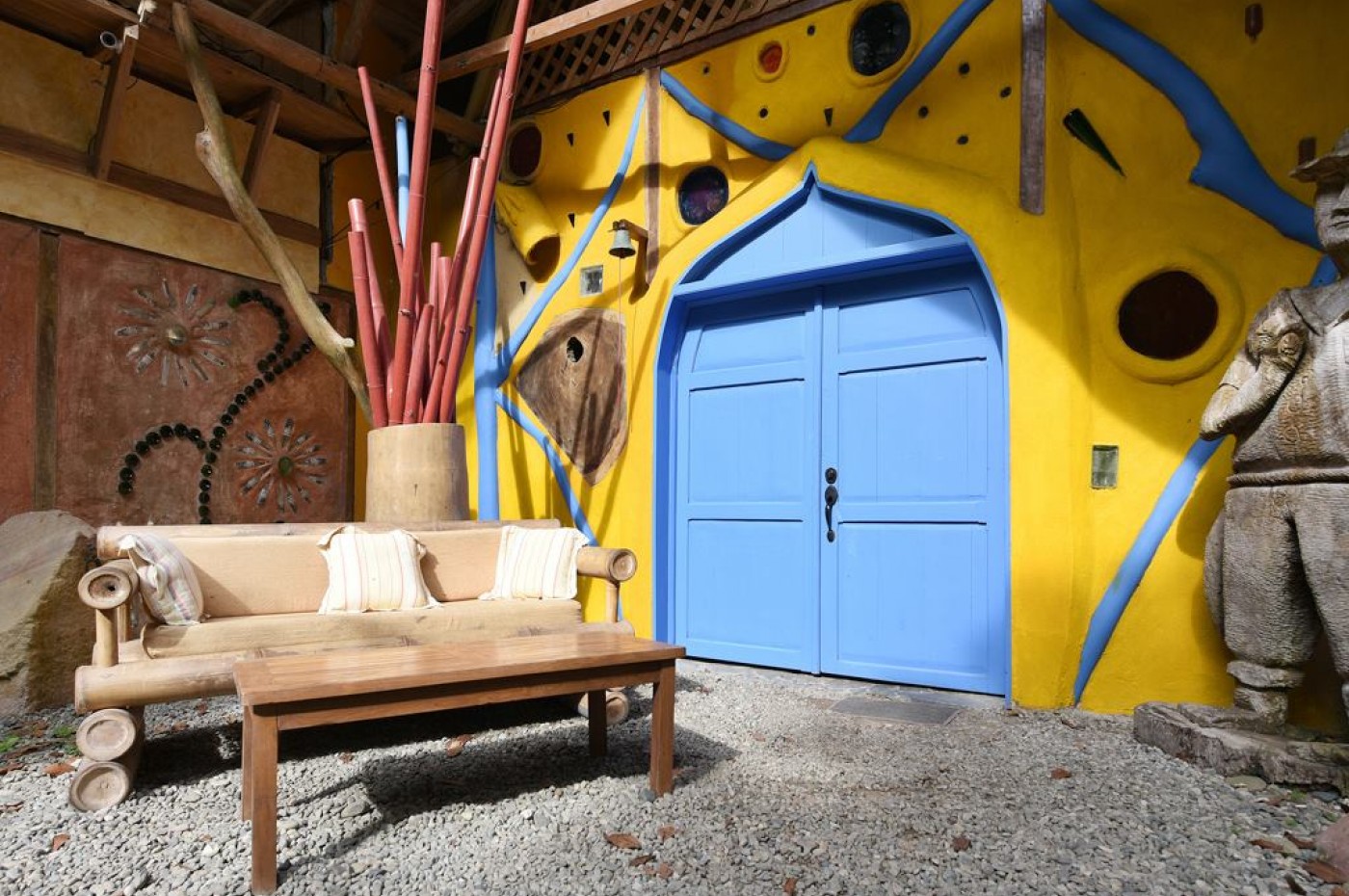 Den gule skolebus spiller en speciel rolle på Treehouse Lodge