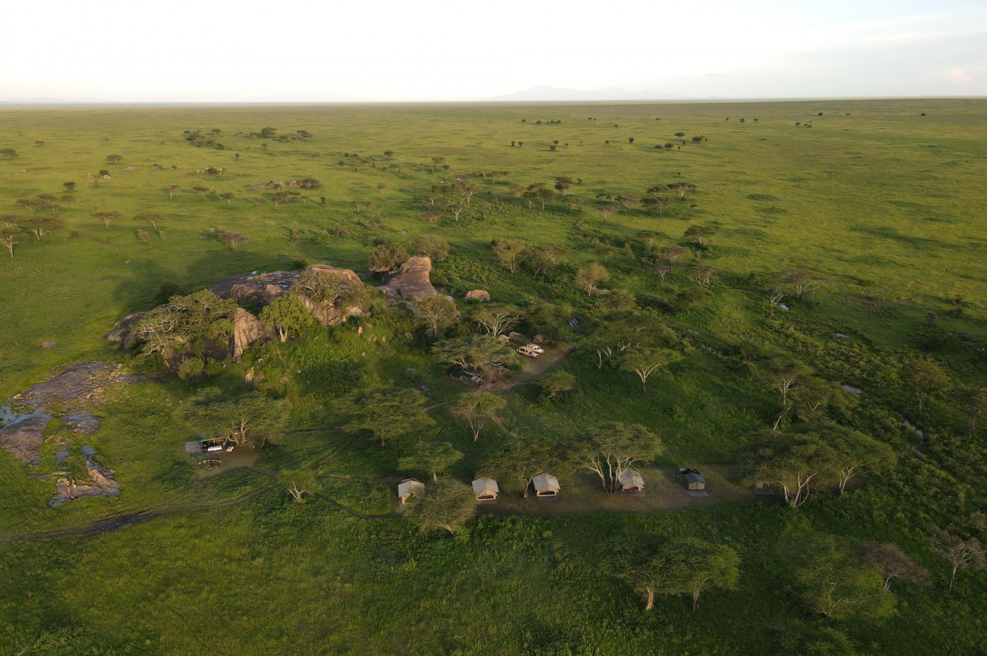 billede fra luften af savannen og Wayo Serengeti Walking Camp, Serengeti, Tanzania