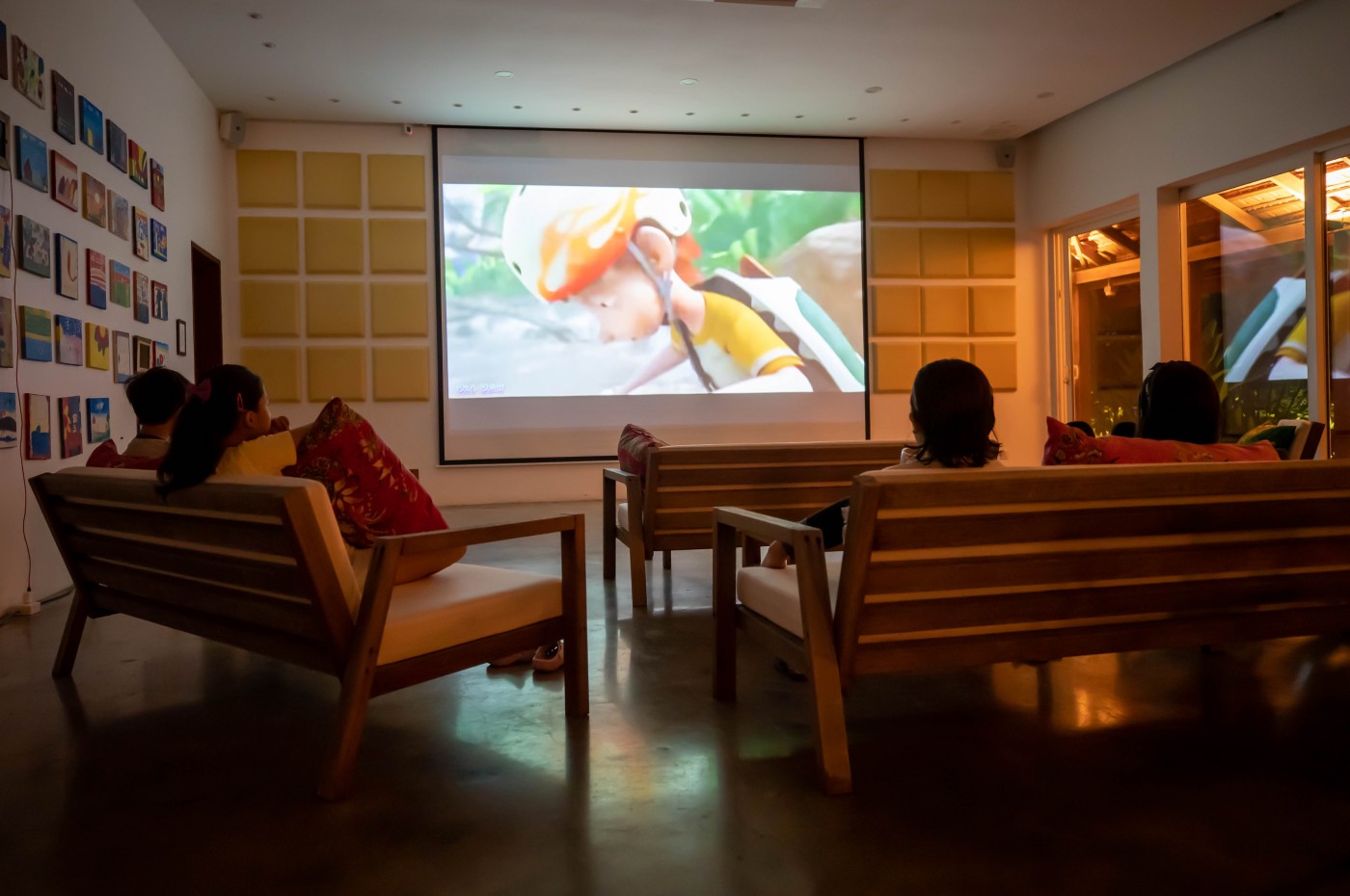 kids watching movie at Smiling Gecko's Farmhouse Resort & Spa, Cambodja