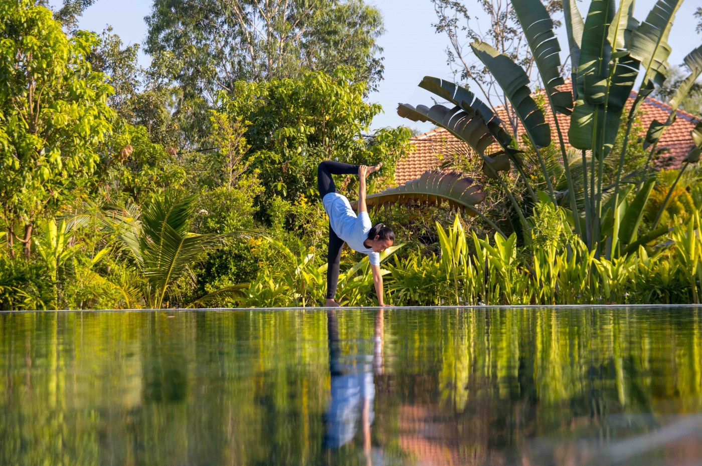 yoga ved poolen på Smiling Gecko's Farmhouse Resort & Spa, Cambodja