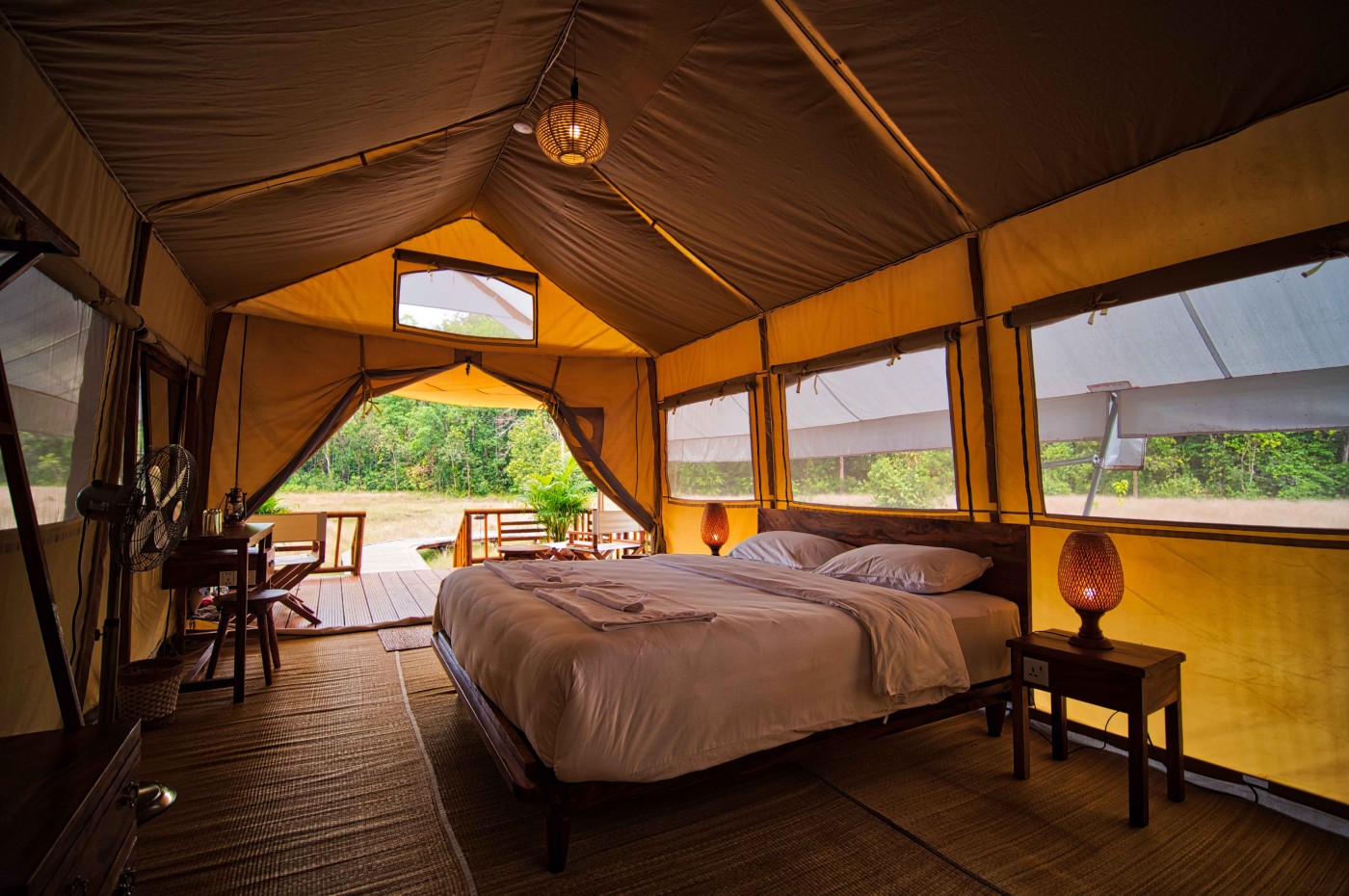 Telt indeni med seng og udsigt på Cardamom Tented Camp, Cambodja