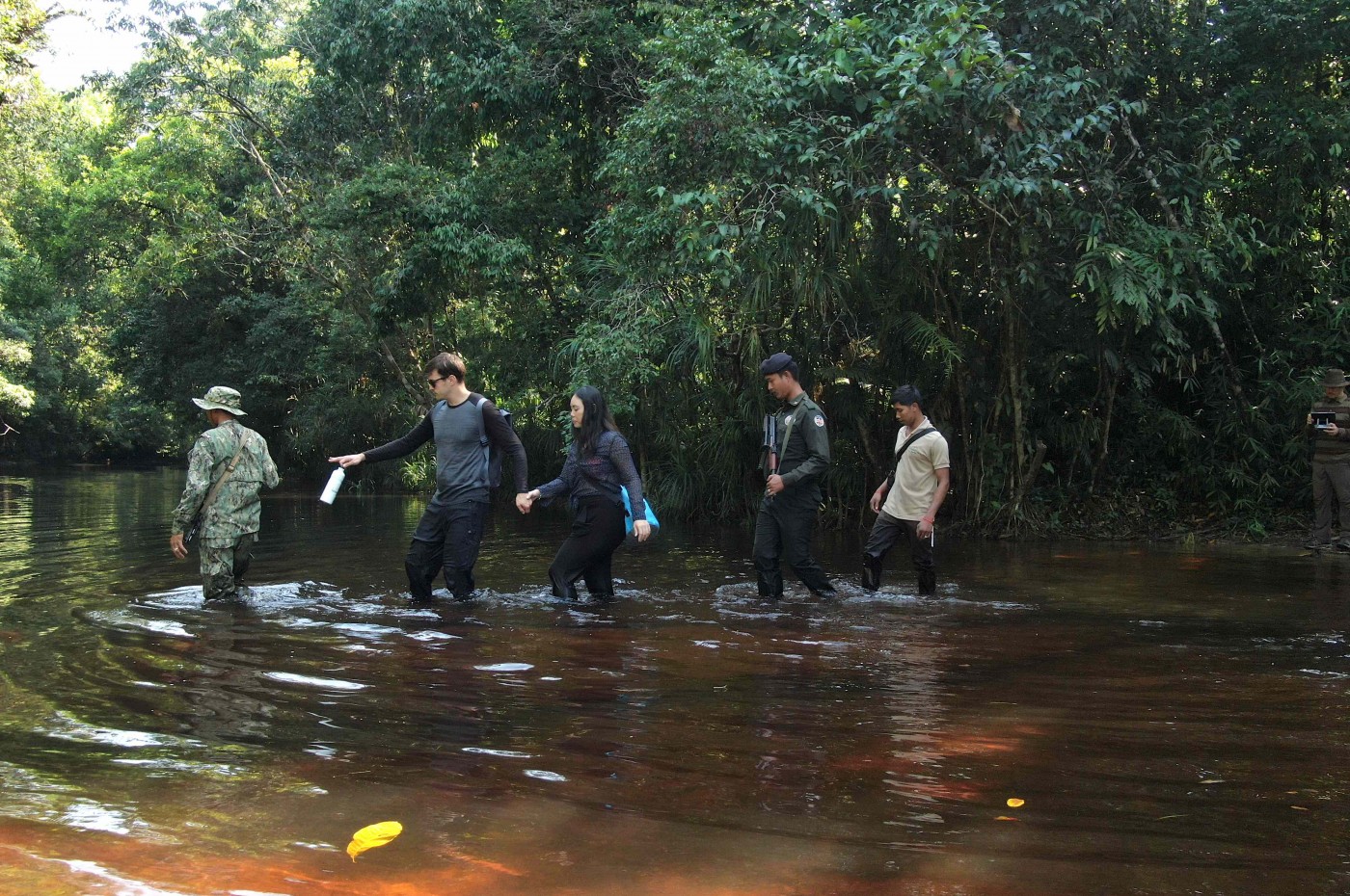 ranger og gæster går i vand, Cardamom Tented Camp, Cambodja