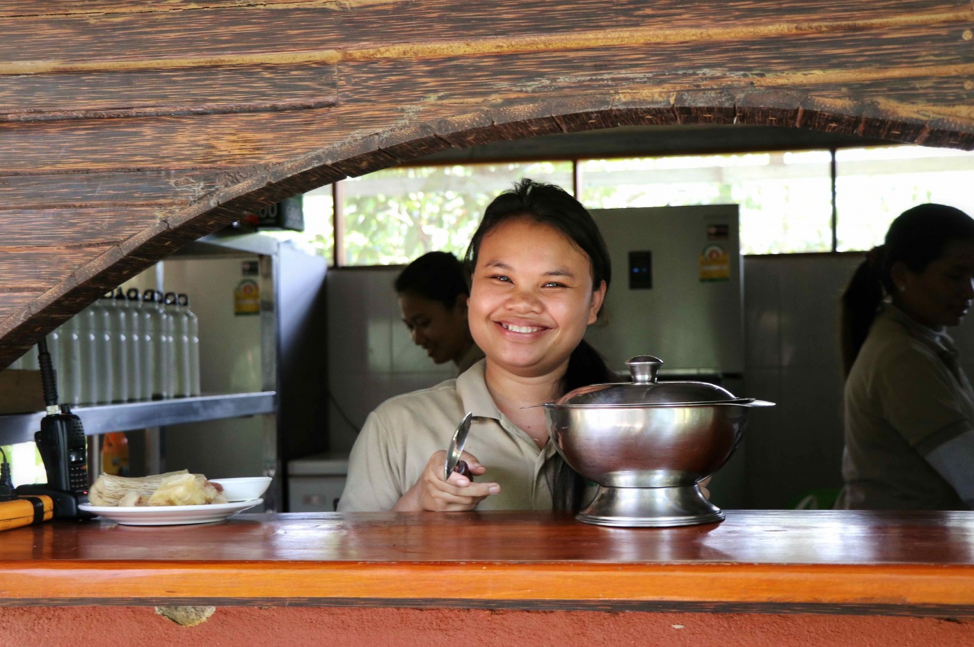 smilende kvinde på Cardamom Tented Camp, Cambodja