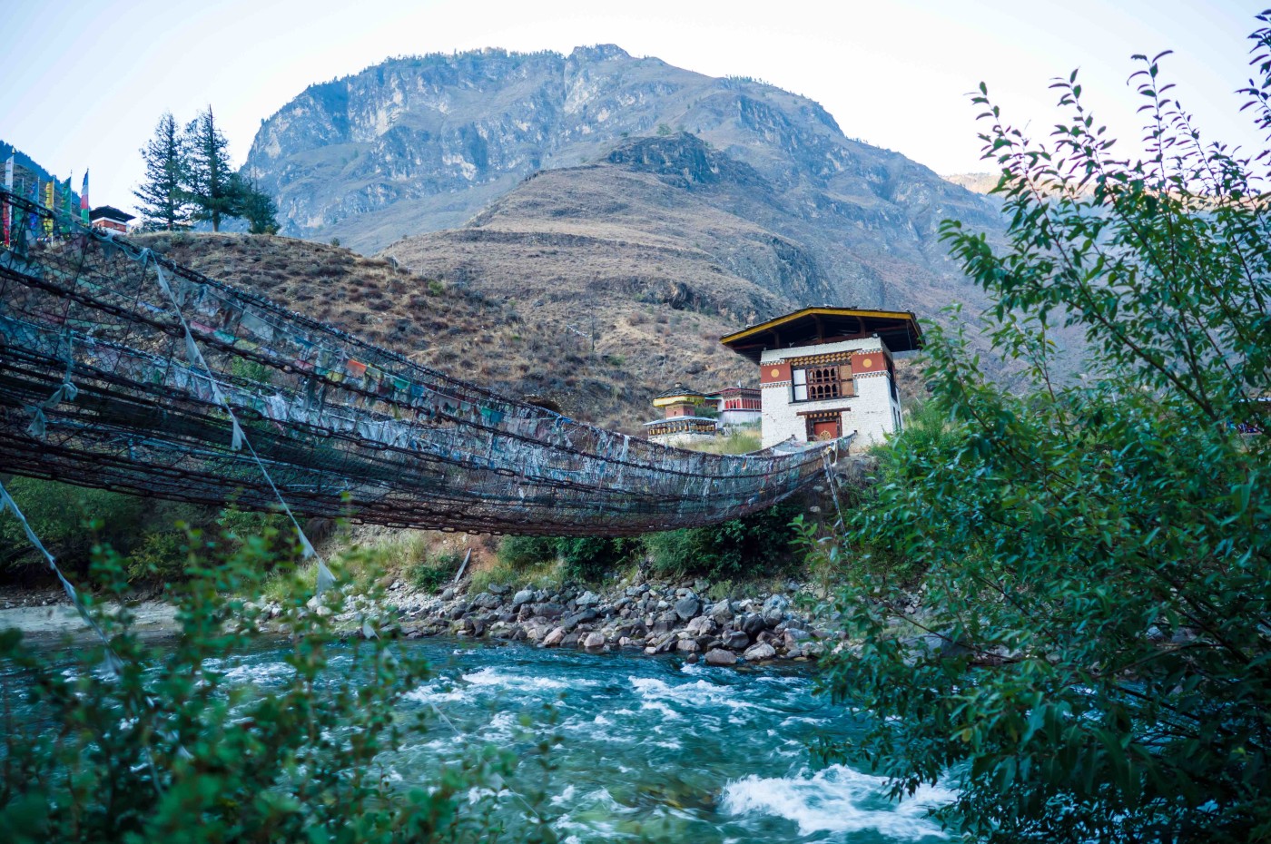 Jern-hængebro mellem Paro og Thimphu i Bhutan