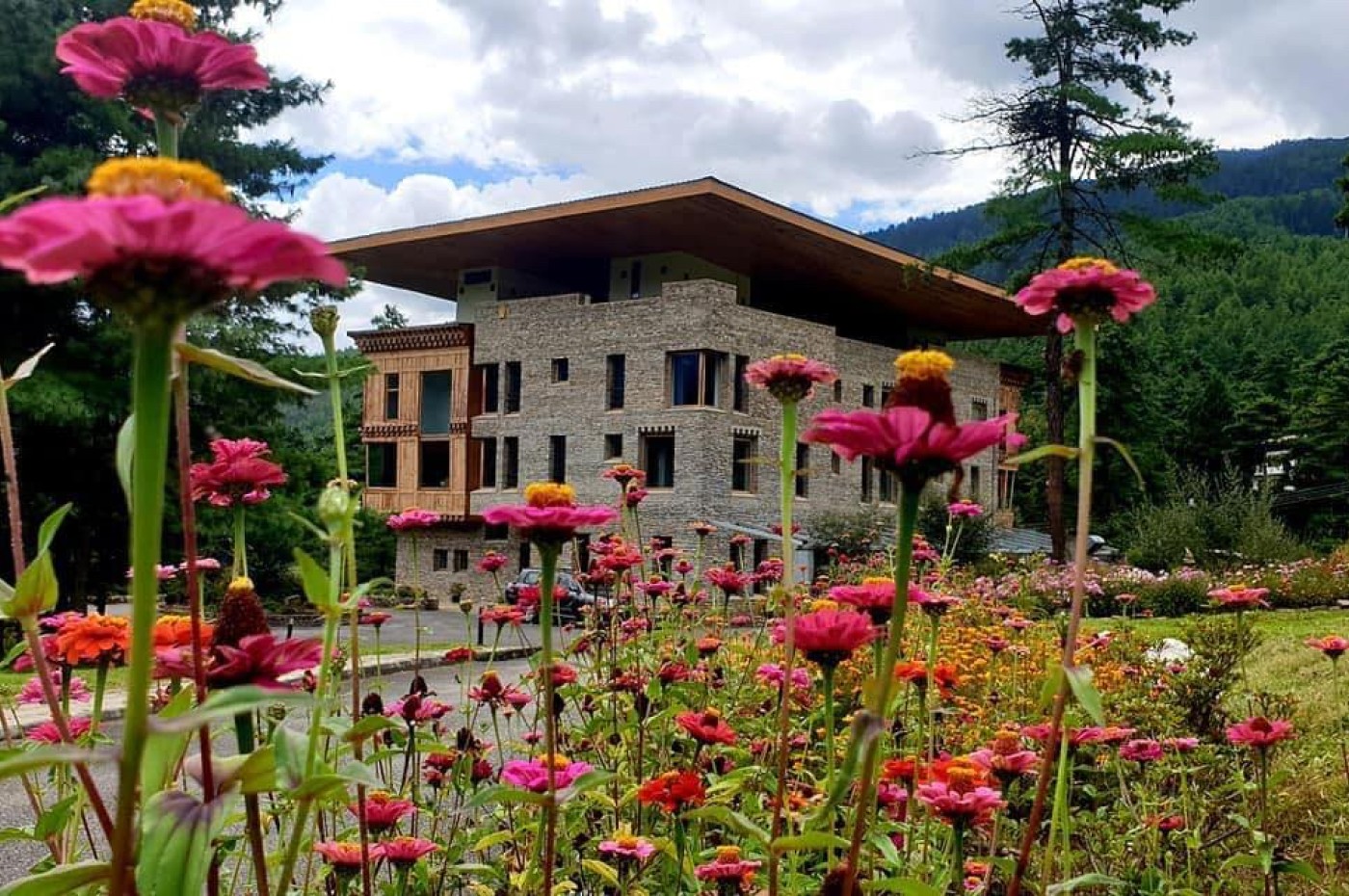blomster og bygning, zhiwa Ling ascent. Thimphu, Bhutan