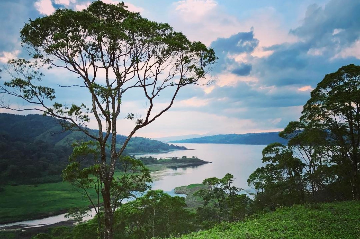 landskab, træ, sø og himmel på Rancho Margot, Arenal, Costa Rica