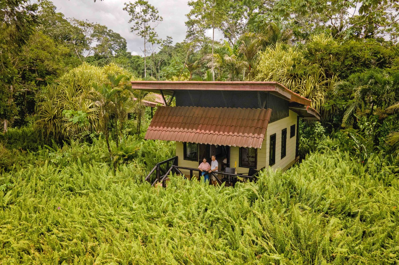 bungalow og hytte omgivet af regnskovt på Maquenque Ecolodge, Costa Rica