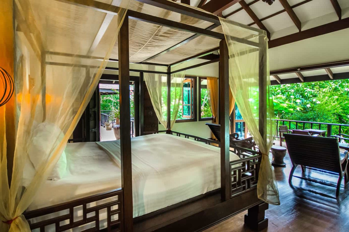 soveværelse med grøn udsigt på Koh Jum Beach Villas, Thailand