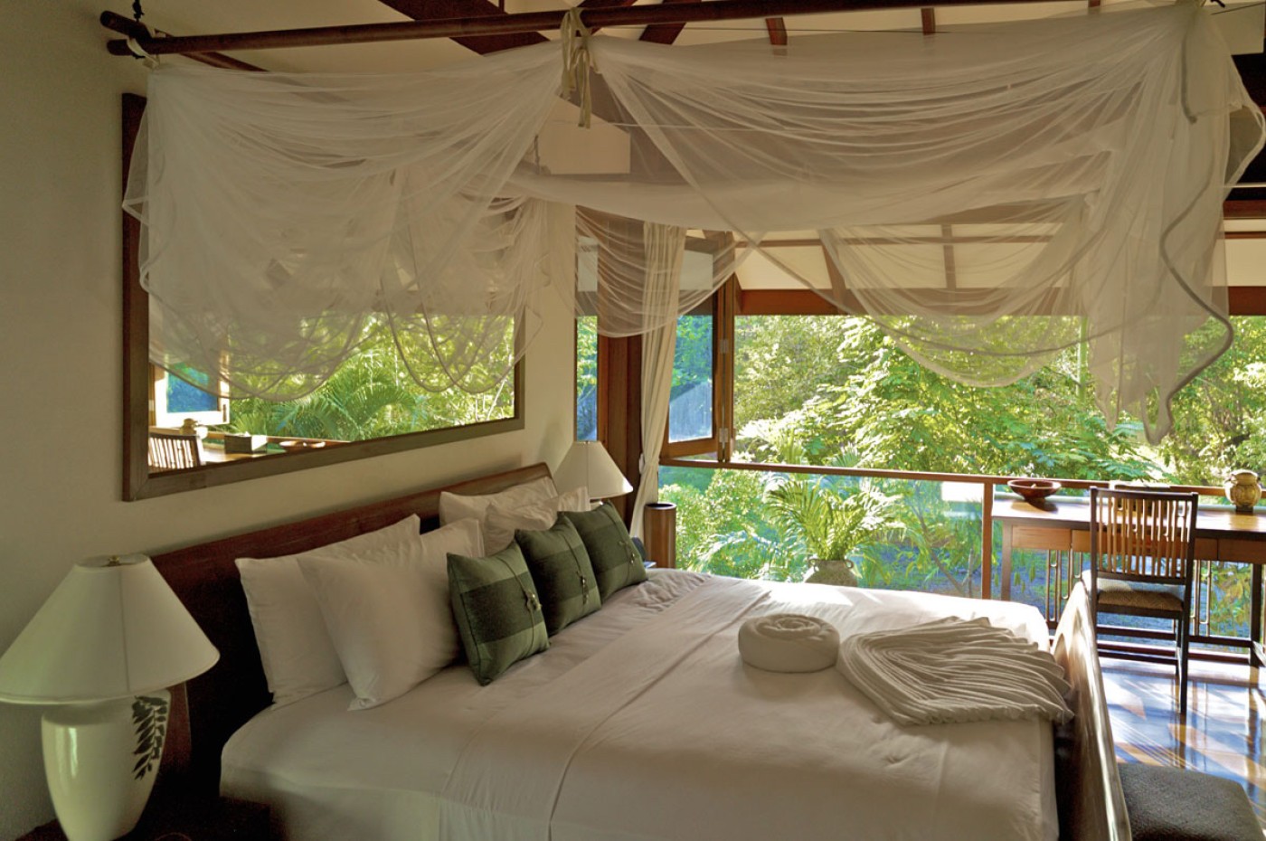 soveværelse med udsigt til natur på Koh Jum Beach Villas, Thailand