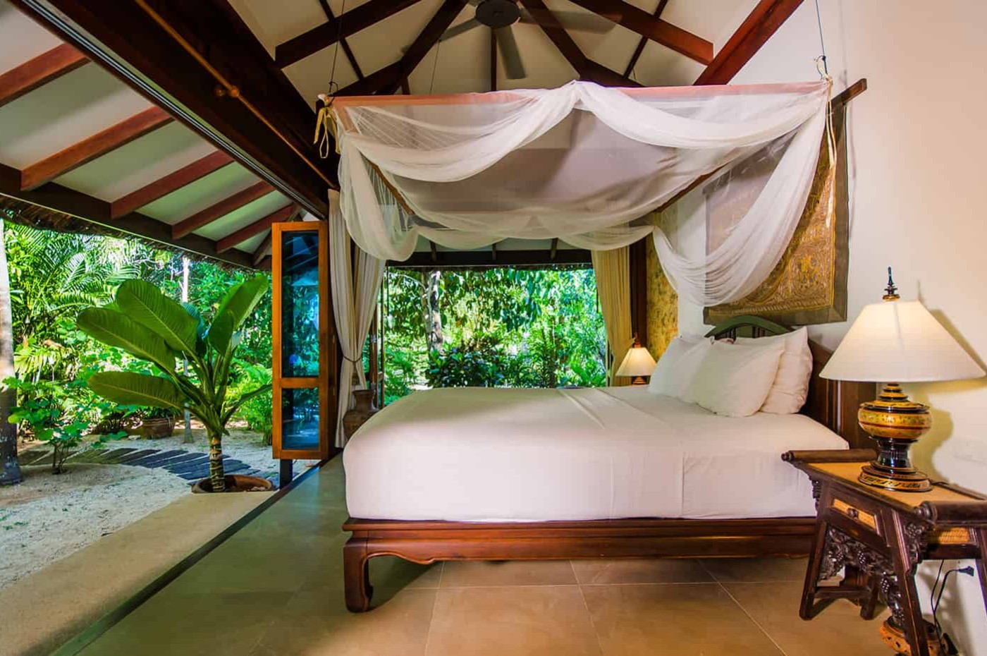 Soveværelse omgivet af grønt på Koh Jum Beach Villas, Thailand