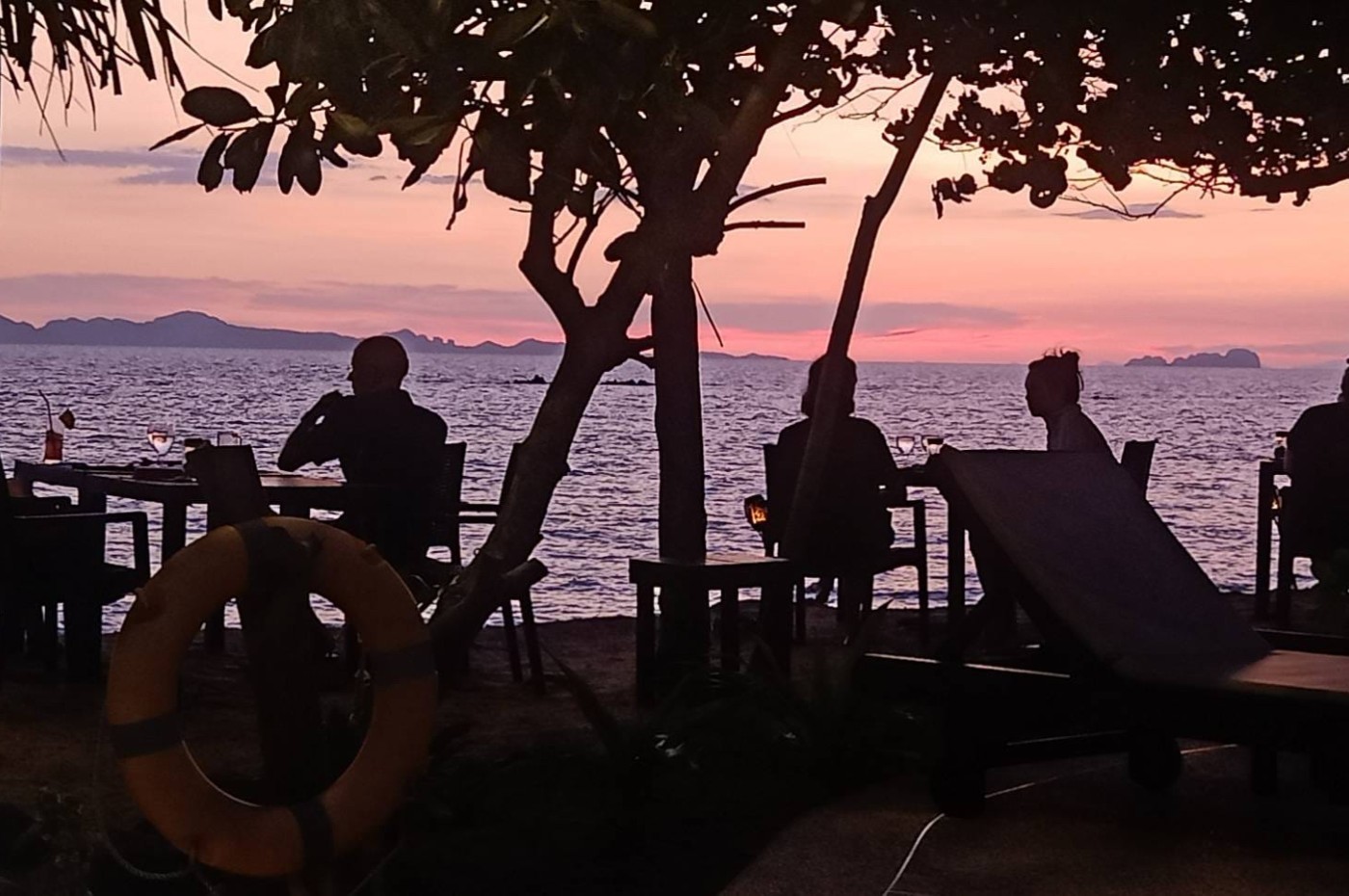 Aftenstemning og aftensmad med udsigt over havet på Koh Jum Beach Villas, Thailand