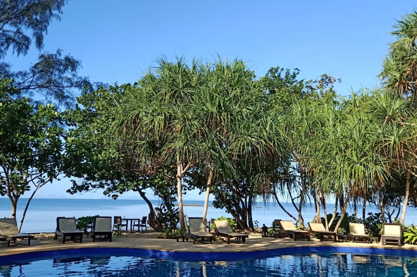 pool og udsigt over havet på Koh Jum Beach Villas, Thailand