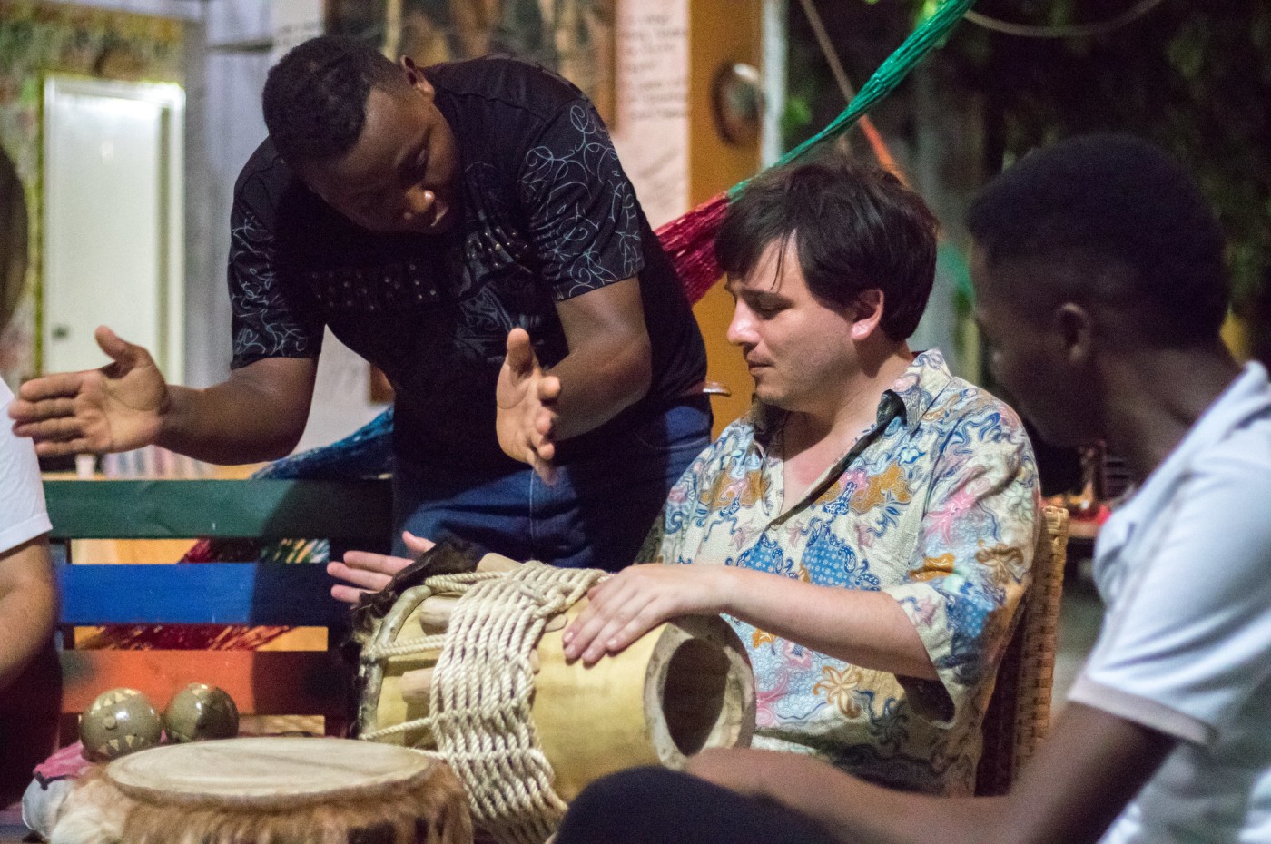 Trommer med de lokale, Cartagena, Colombia