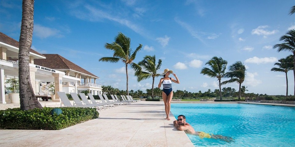 swimmingpoolen med mand og kvinde på Tortuga Bay Hotel at Punta Cana Resort & Club, Punta Cana, Den Dominikanske Republik
