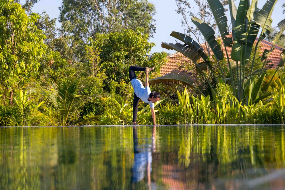 yoga ved poolen på Smiling Gecko's Farmhouse Resort & Spa, Cambodja